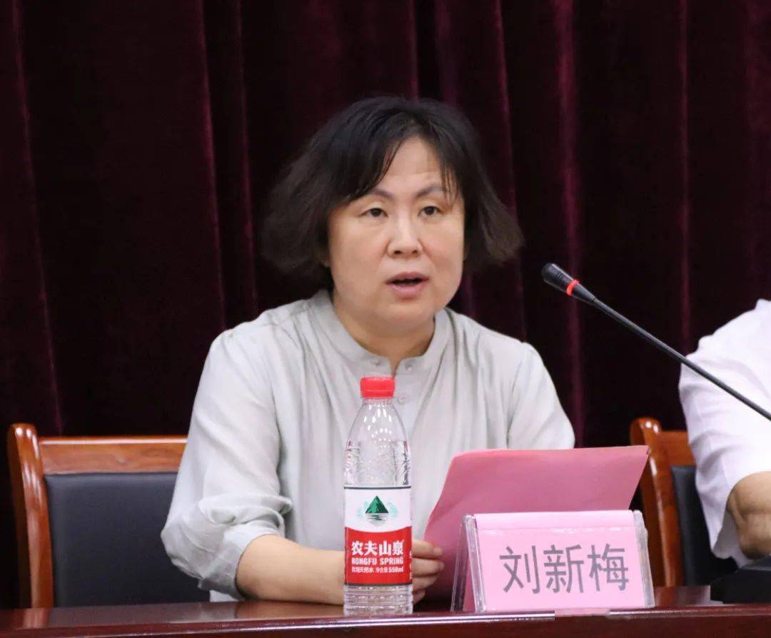 刘新梅在仪式上讲话,肯定了我区的高考成绩,对王卓