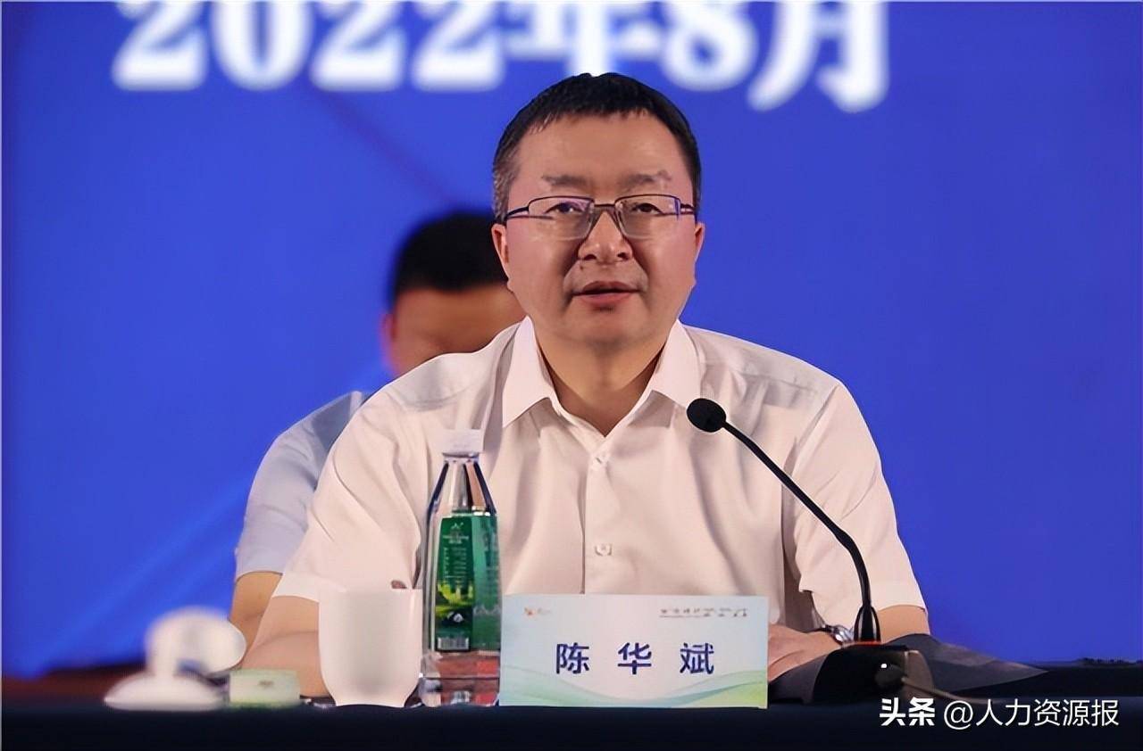 陈华斌代表区委,区政府,向获得表彰奖励的各位人才代