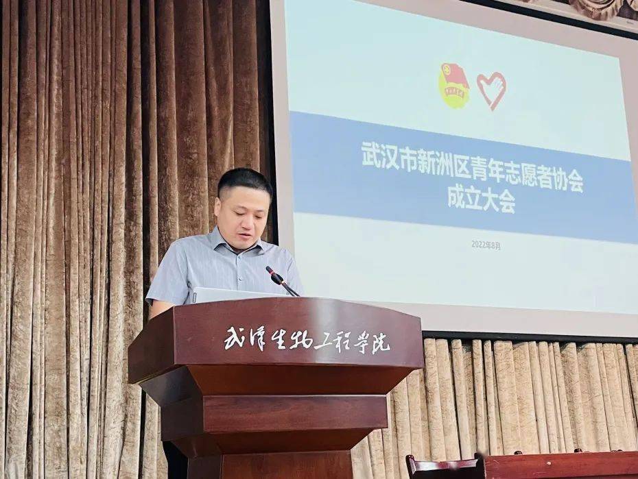 学院校党委书记江珩,武汉生物工程学院副校长李斌成,团区委书记梁陶然