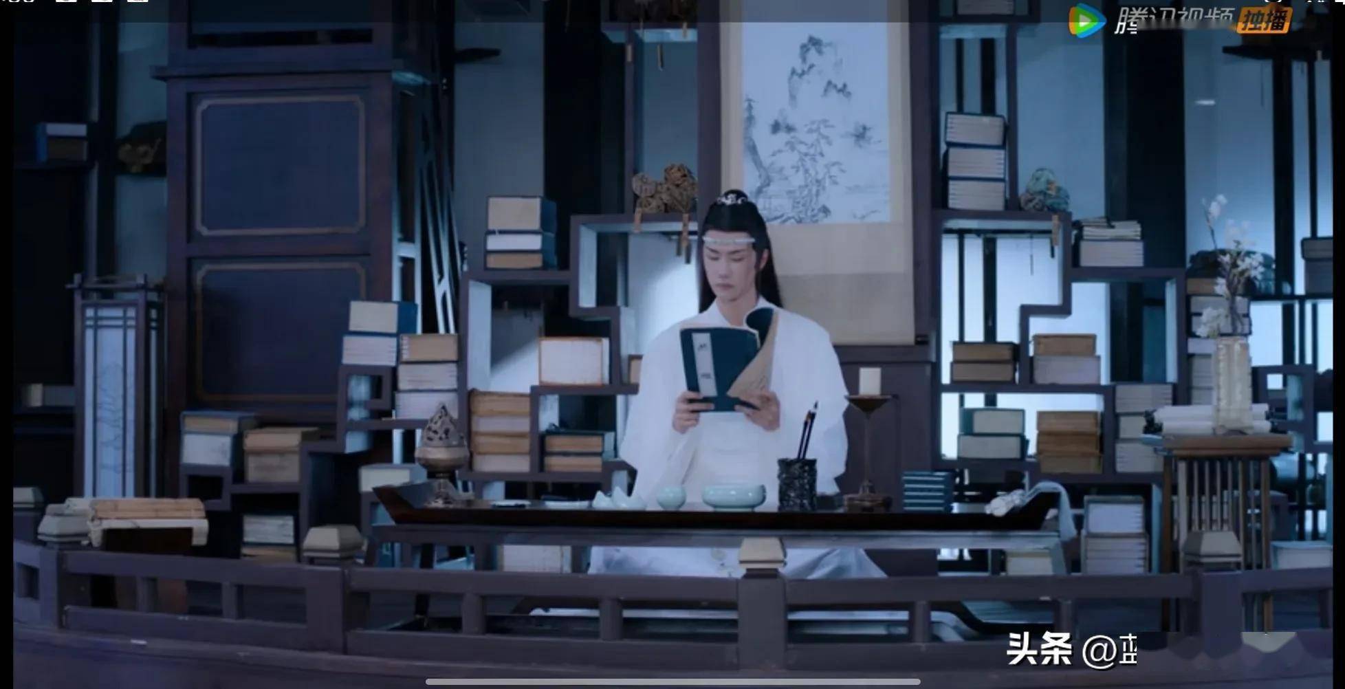 "云深不知处,藏书阁里,魏无羡正坐在床榻之上,翻看着最近刚买来的话