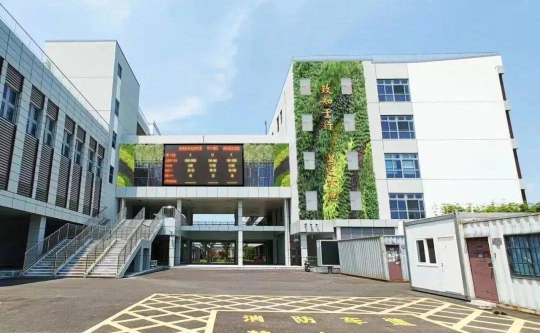 闵行区实验高级中学毗邻上海马桥人工智能创新试验区,目前,学校积极与