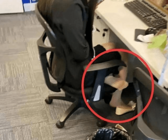 原创
每日一笑:妹子你就别逞能了,这一字马看起来不太标准啊