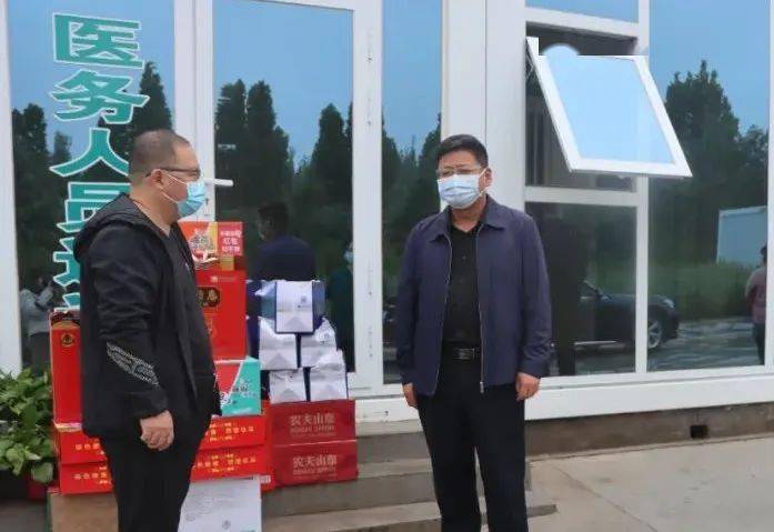 8月29日一大早,万荣县政府副县长史志国一行来到县集中隔离点看望慰问