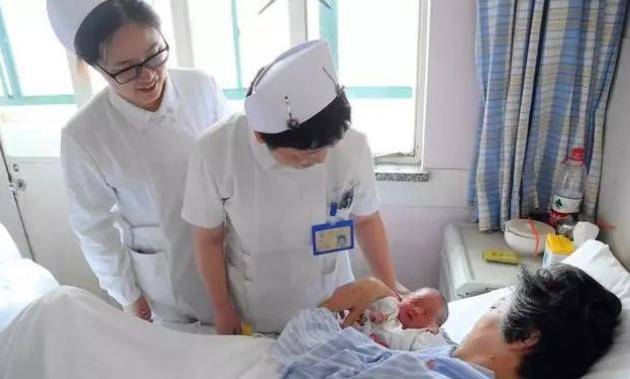 有种“豪横”叫卡戴珊生孩子时自米乐M6 M6米乐己动手网友：以为她在拔萝卜(图8)