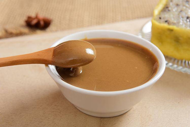 芝麻酱我一直很喜欢，它的吃法很多，可以用来拌面条，拌米线，