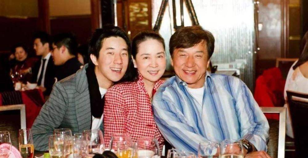 成龙67岁老婆林凤娇,掌管几十亿家产却不爱打扮,生活朴实像老太太