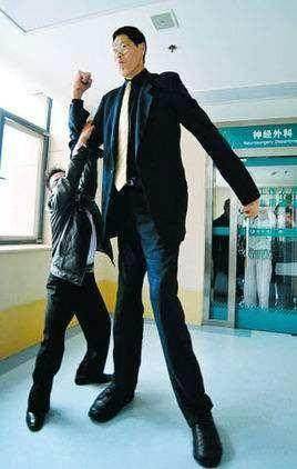 他是中国第一巨人,身高2米42结婚20年无子,1米6娇妻:不方便_姚明_孩子