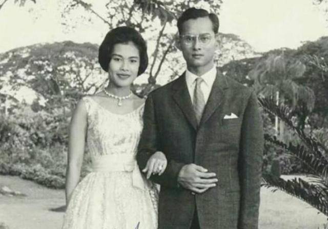 她是泰国千岁太后，国王为她放弃三宫六院，87高龄入院时满头银发