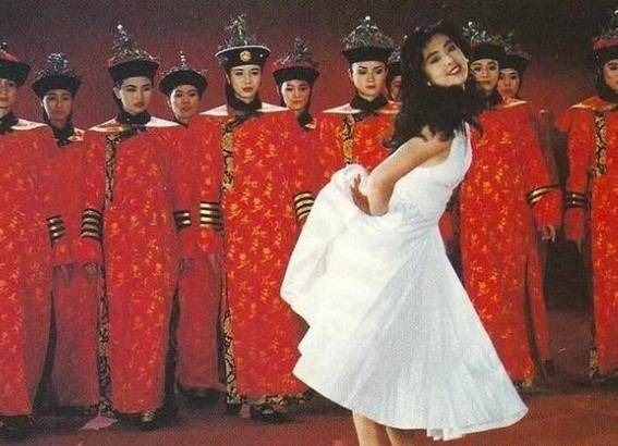31年前王祖贤的故宫旧照，自己已退圈，背景模特瞿颖却成当红明星
