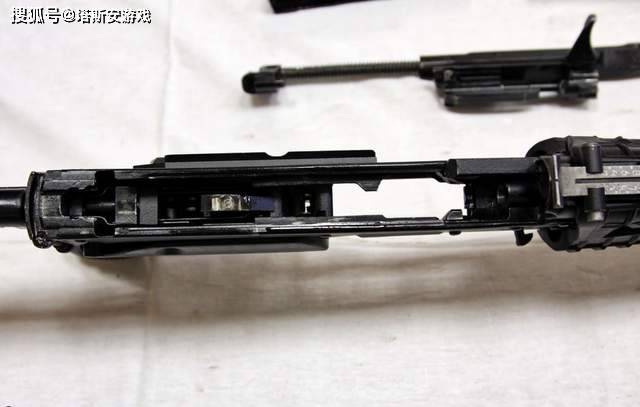 连发开火几乎无后坐力的aek971突击步枪，却输给了ak74