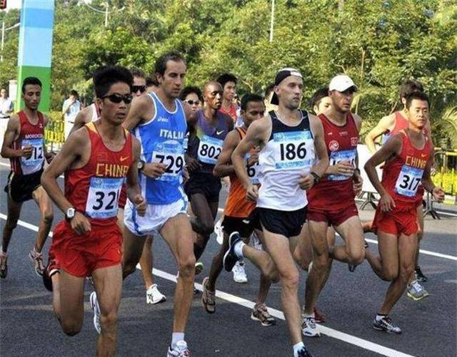 米乐M6 M6米乐跑马拉松被子弹击中头部他误以为是石头顶着“大包”跑完全程(图8)