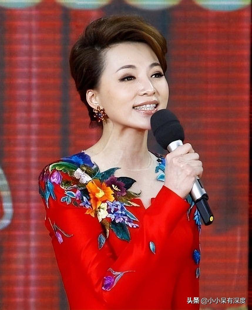 董卿近照,变化虽大但气质好,她退出舞台5年了,她的近况如何?