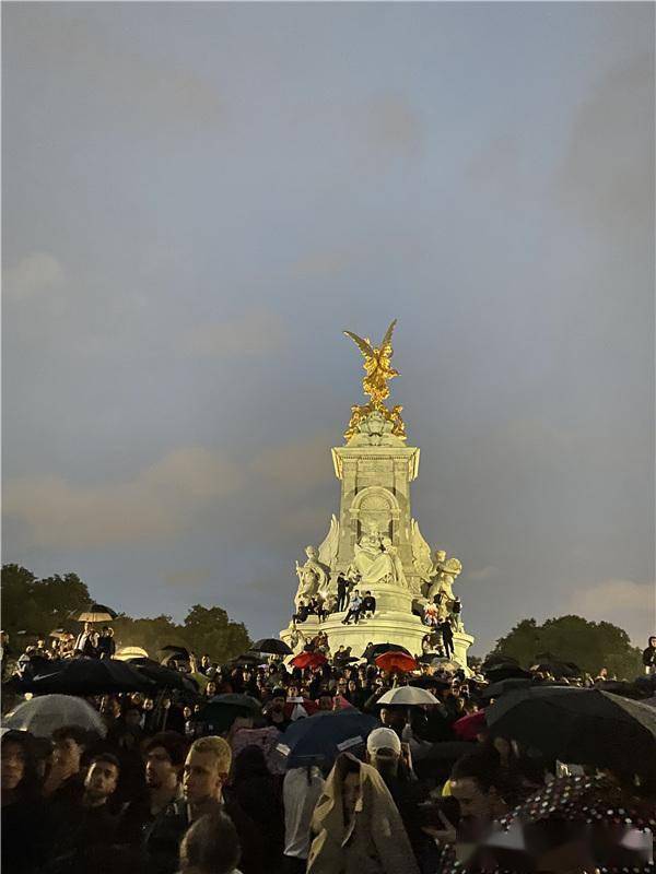 英国女王去世 民众聚集在白金汉宫前悼念