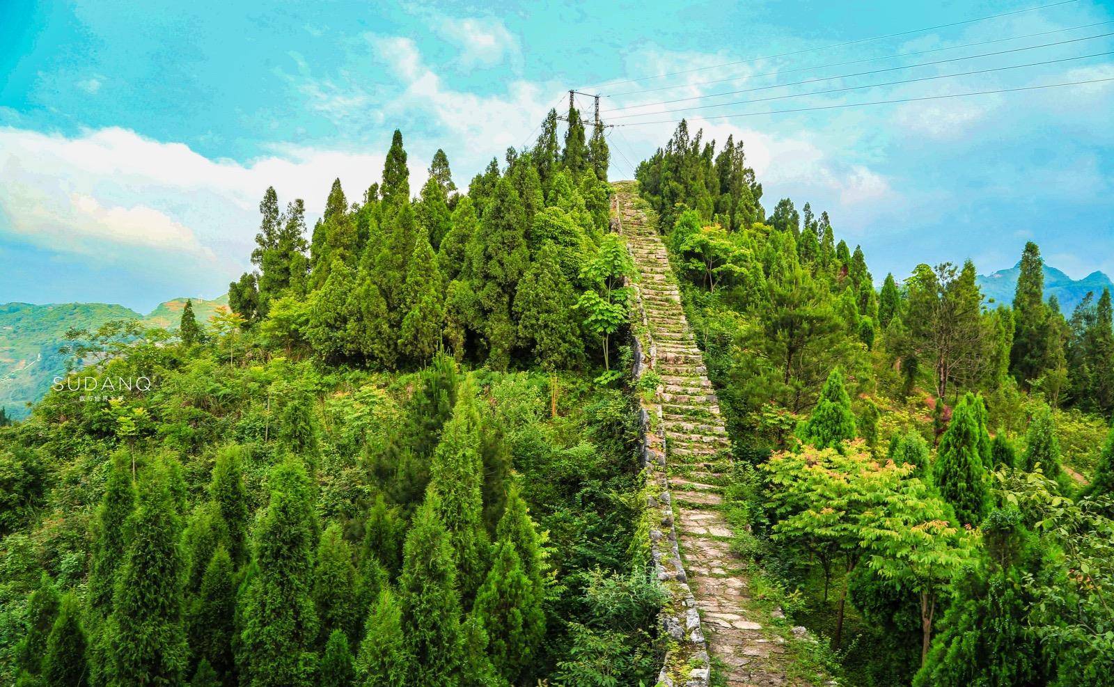 它是贵州省的东大门，迄今2000多年，以“歪门邪道”闻名遐迩