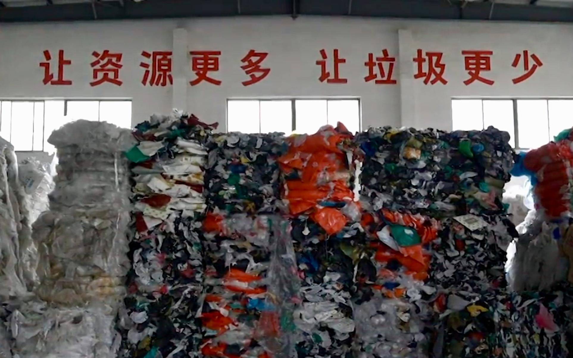 居民囤积垃圾被强制清理，给社区生活提了个醒 | 新京报快评