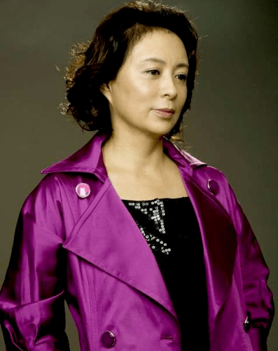2012年《媳妇的美好宣言》中的麻辣婆婆涂香香,打扮时髦,一脸精明