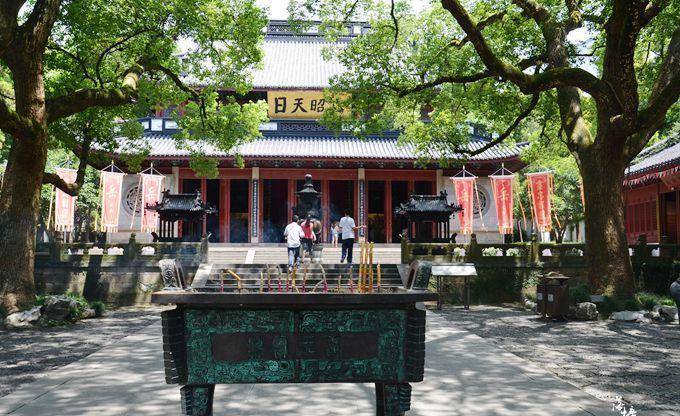 杭州西子湖畔岳王庙，这里有岳飞亲笔手书，还有西湖美景岳墓栖霞