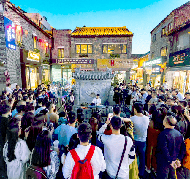 原创实用吃喝玩乐攻略，初秋济南游玩最喜欢逛的岁月老街和城市印象