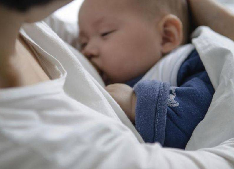 为何宝宝吃奶粉能睡到天亮，吃母乳却总是夜醒？不是母乳的错