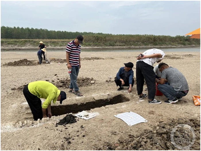 湖北石首河道干涸露出古墓群：有多个朝代平民墓 宋代墓里发现唐朝钱币