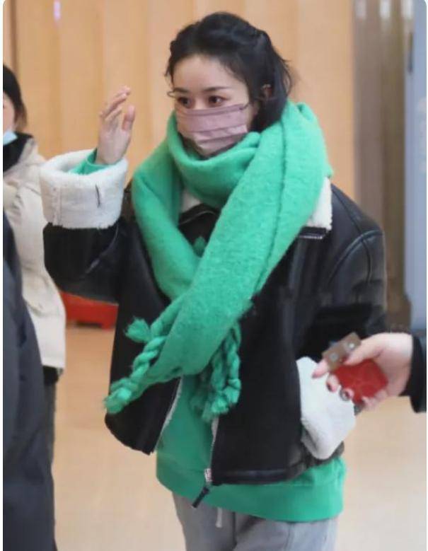 原创赵丽颖李光洁新剧《野蛮生长》路透照曝光二人手挽手逛商场