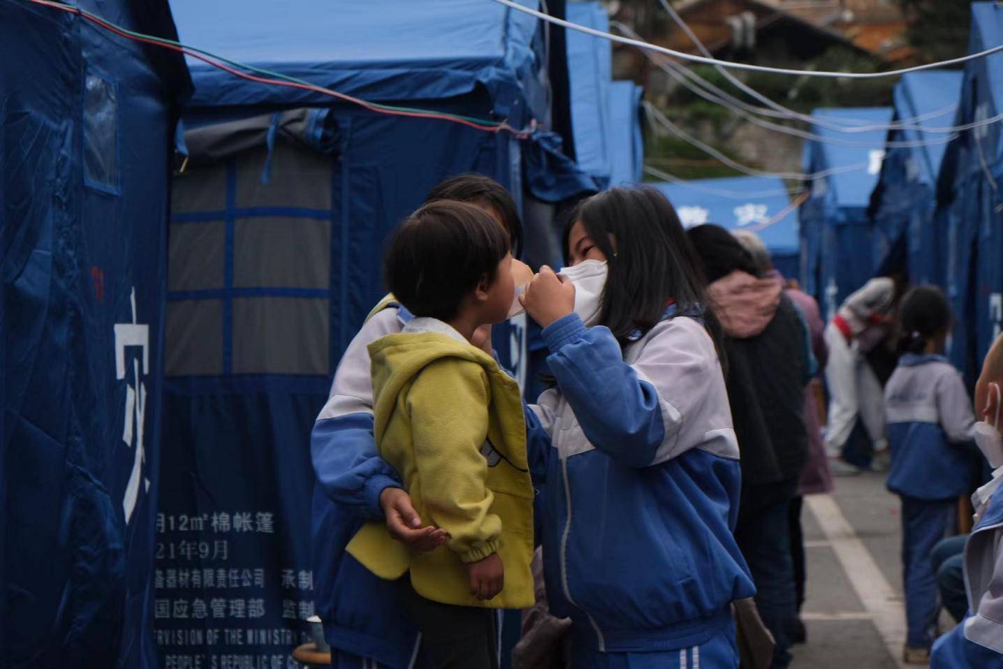 原创地震后登山者困雪山22小时喝尿自救 大学生离世前让父母先走