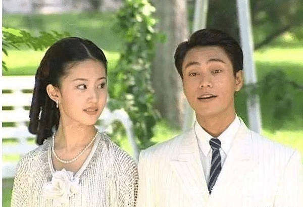 2002年,刘亦菲出演电视剧《金粉世家,在里面饰演女二号白秀珠,与其