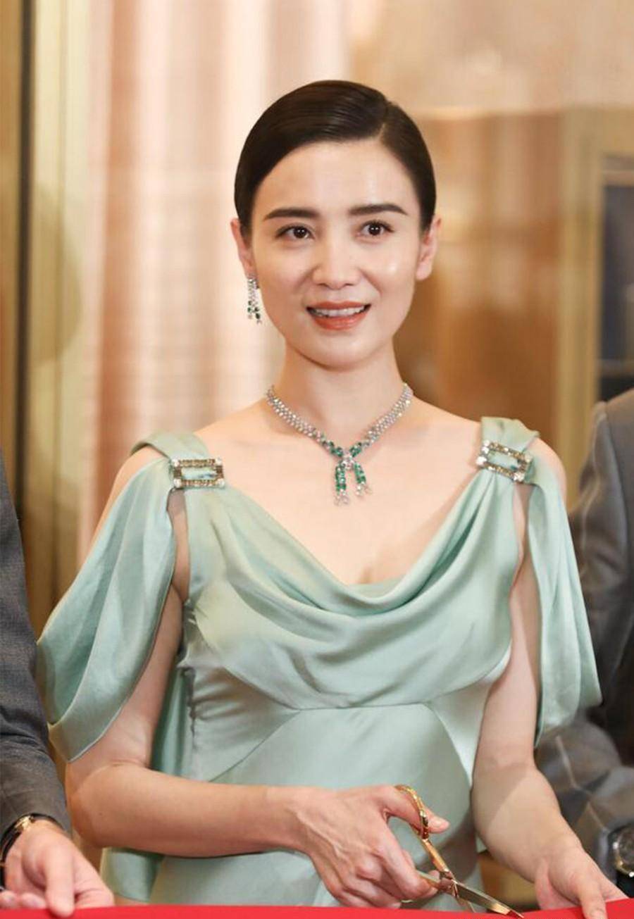 让宋佳的颈部显得更加修长,脸型看起来也更加精致小巧一些,堆堆领的