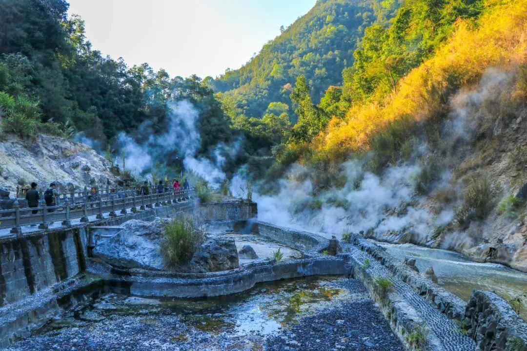 西连芭蕉园在北起硫磺塘,南接松山箐这里青山环抱,一水喧腾热海面积约