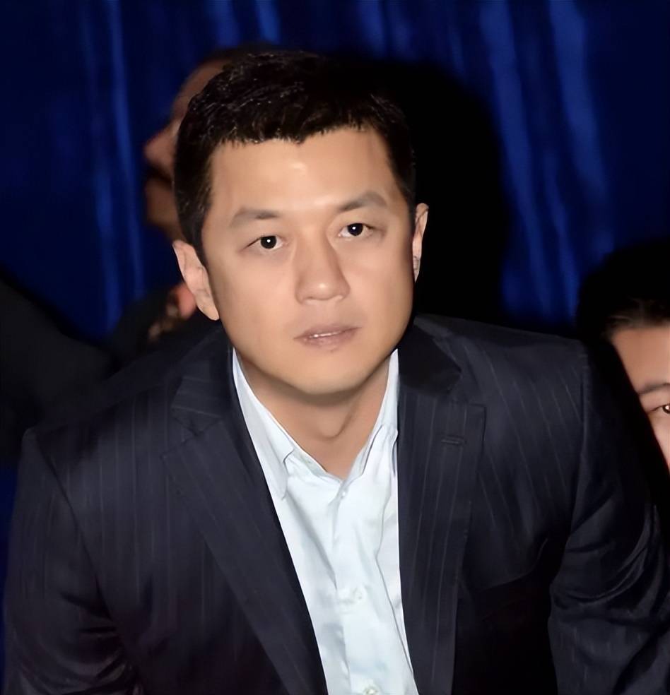 李亚鹏公开炫富回应破产,北京两套四合院,随便卖一座都花不完_网友