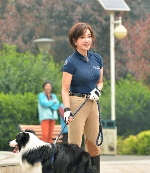 刘晓庆草坪上坐瑜伽运动身姿曼妙这个称号不米乐M6 M6米乐是白来的(图3)