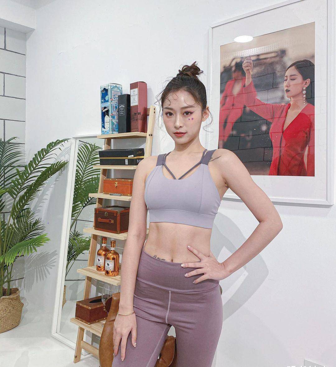 穿瑜伽服的美女不仅有着时尚的米乐M6 M6米乐身材而且可以做很多高难度动作(图17)