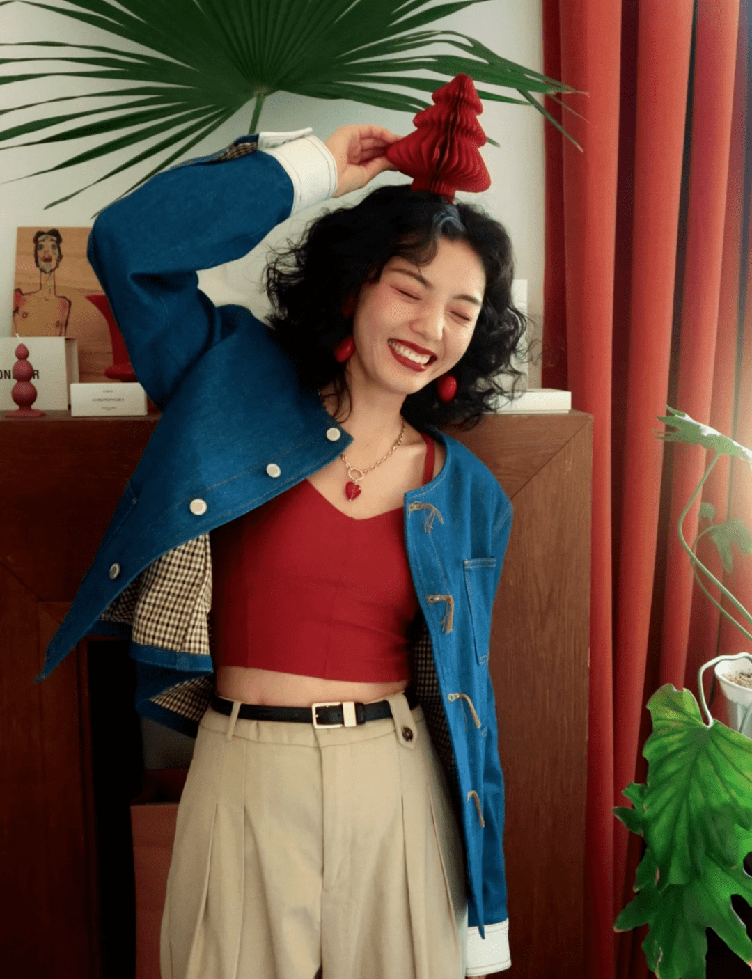 elsa和jennie就曾试过这么穿,仅内搭简单高腰背心,就让整套l