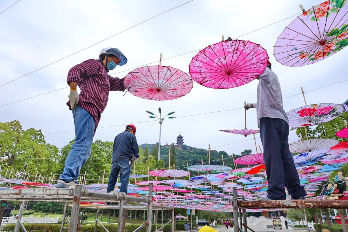 江苏南通：“天空之伞”景观亮相狼山