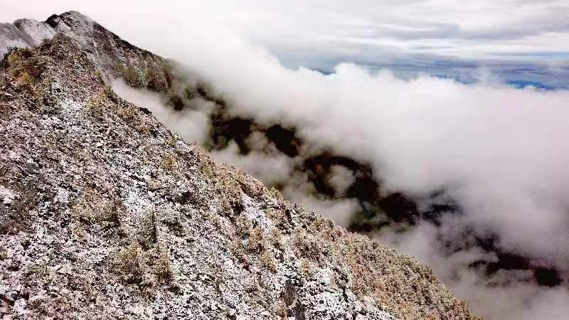 陕西太白山迎来今秋第二场雪 秋景雪景争相斗艳