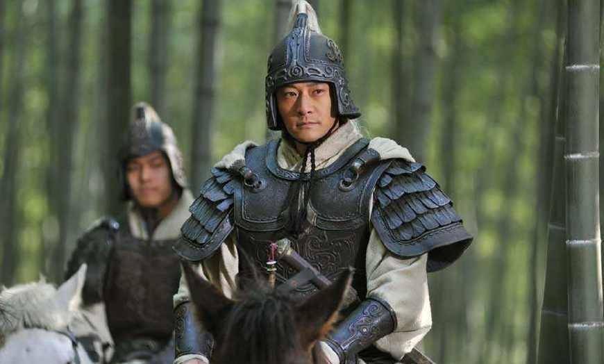 后孙策遇刺身亡,孙权继任,周瑜将兵赴丧,以中护军的身份与长史张昭共