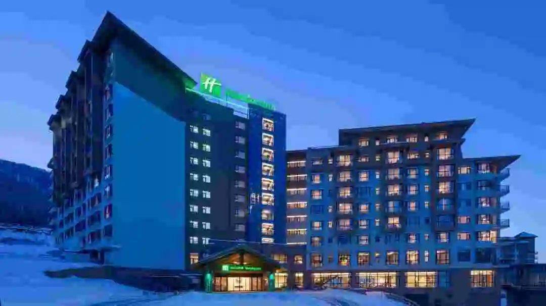 吉林北大湖假日酒店是吉林市目前唯一一家洲际集团旗下酒店,依山而建