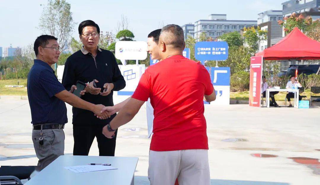 对于接下来的园区规划,吕良杰表示"我们将根据汉川服装行业的发展