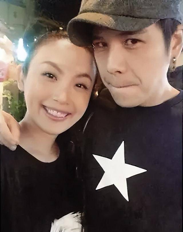 魏如萱透露金曲歌后离婚,丈夫分居无交集,那人在路边喝酒,很孤单_龙辰