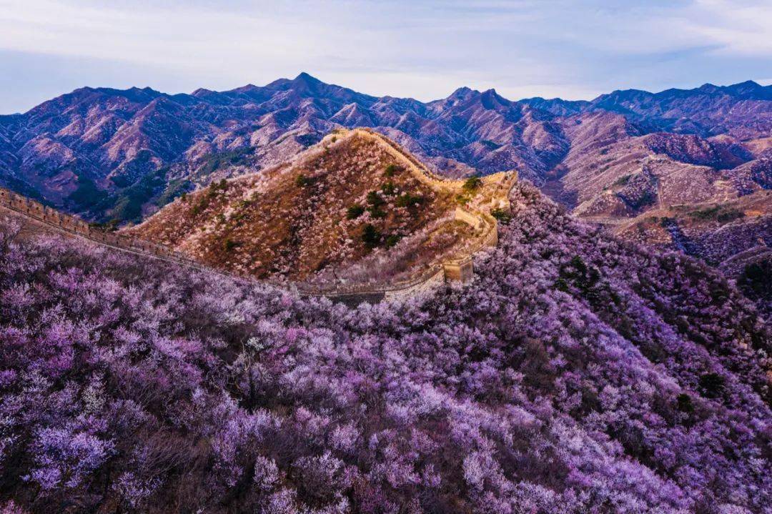 他痴迷拍摄长城，拍下万千壮丽画面，让世人领略雄浑之美