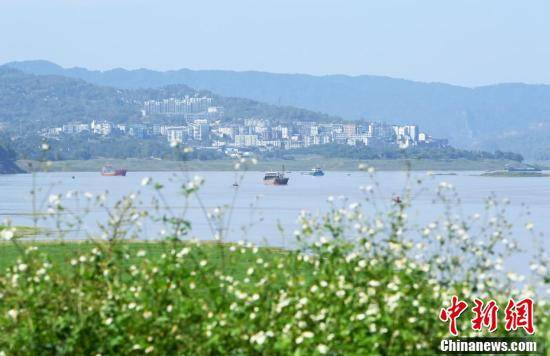 三峡库区重庆涪陵沿江秋景宜人