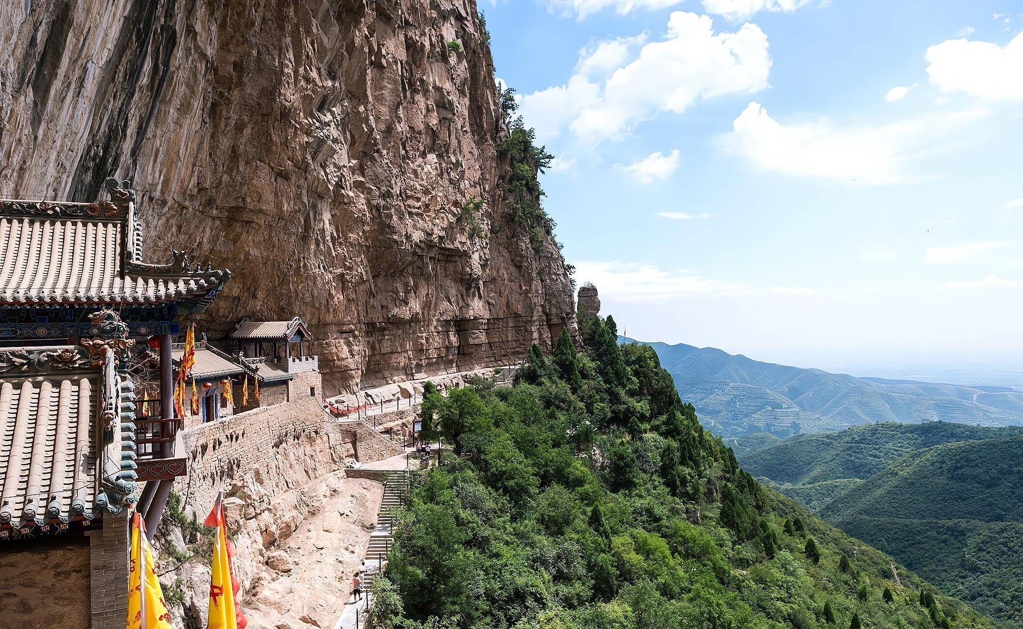 山西大山有一座道观，屹立在悬崖绝壁之上，至今已六七百年历史