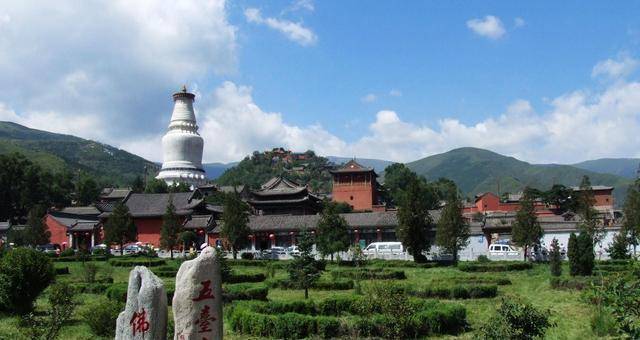 山西的千佛洞,背靠五台山,建在崖壁旁,鬼斧神工,体验"