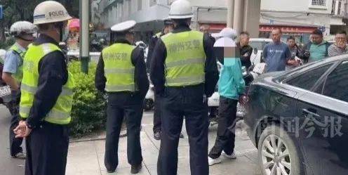 广西柳州街头这辆黑色轿车，竟引来城管、交警、公安和120