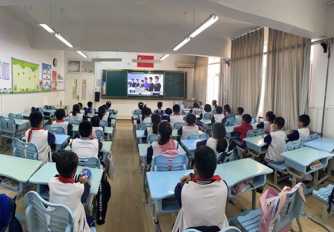 学生们边听讲边操作,体验太空和地面实验的差异,感受科学的奥妙.