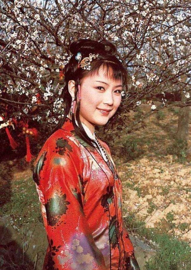 为何金钏儿会穿着薛宝钗的衣服入葬?