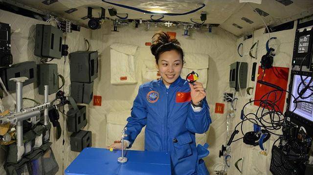 神舟十号飞船返回舱在内蒙古中部预定区域安全着陆,3位航天员健康出舱