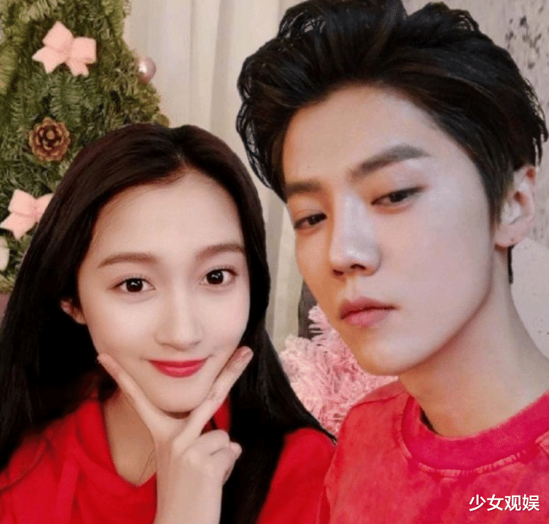 平平无奇的恋爱撒糖小天才!关晓彤晒自拍照,模糊配图_