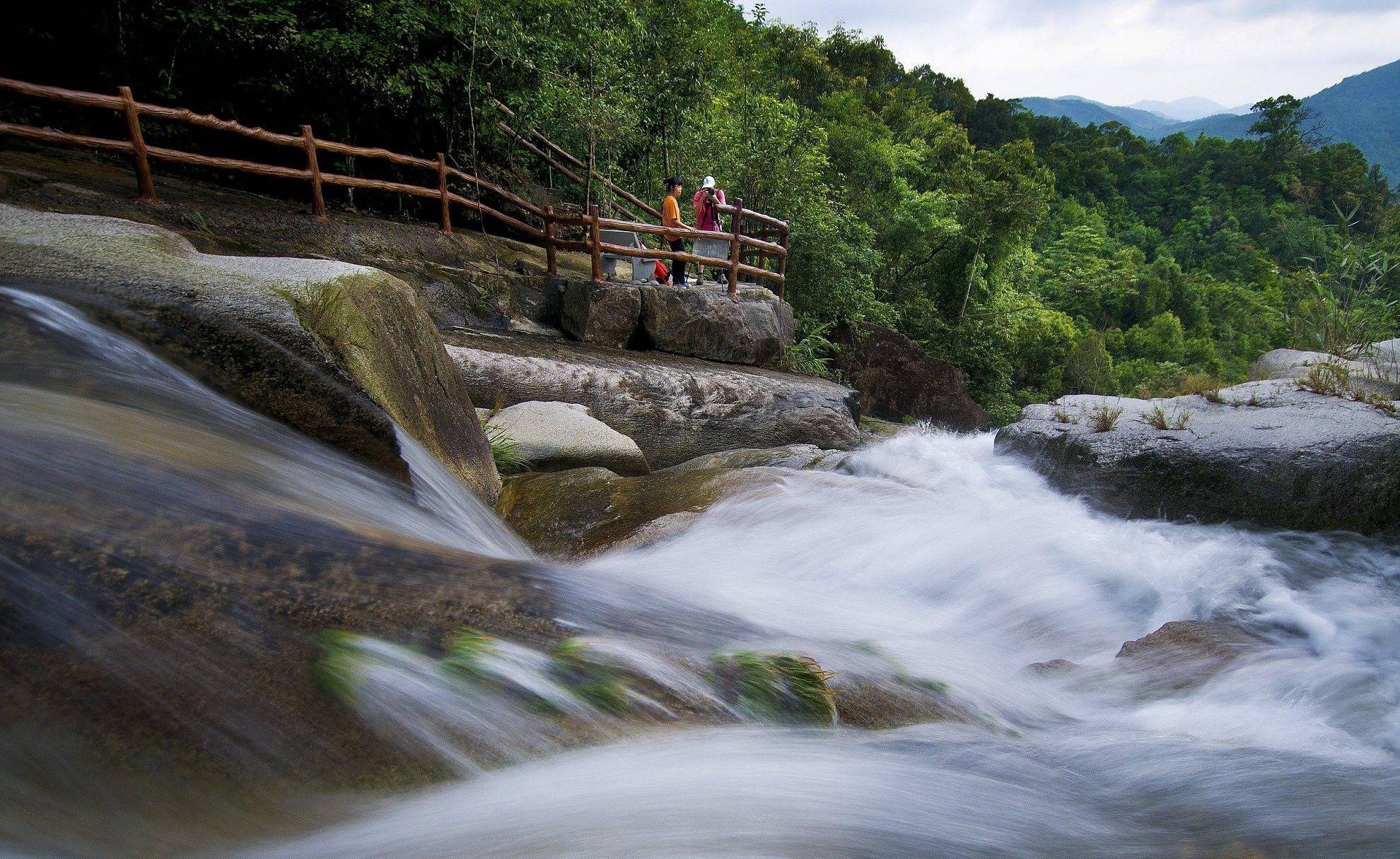 广西一唯美的雨林景区，景区之内有奇石幽谷，还形成了多处瀑布群