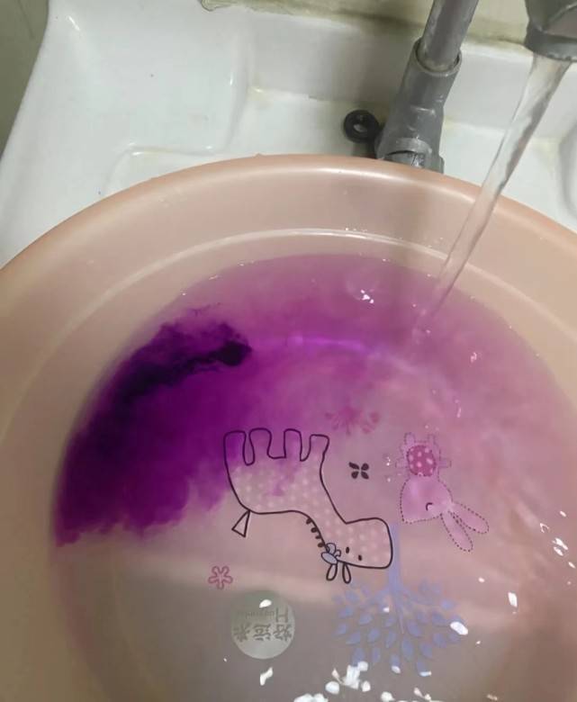 是真的特别舒服,等水温之后将高锰酸钾放入其
